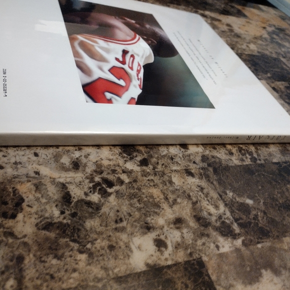 Rare AIR - Michael on Michael HARDCOVER BOOK - FACTORY SEALED - Picture 4 of 4